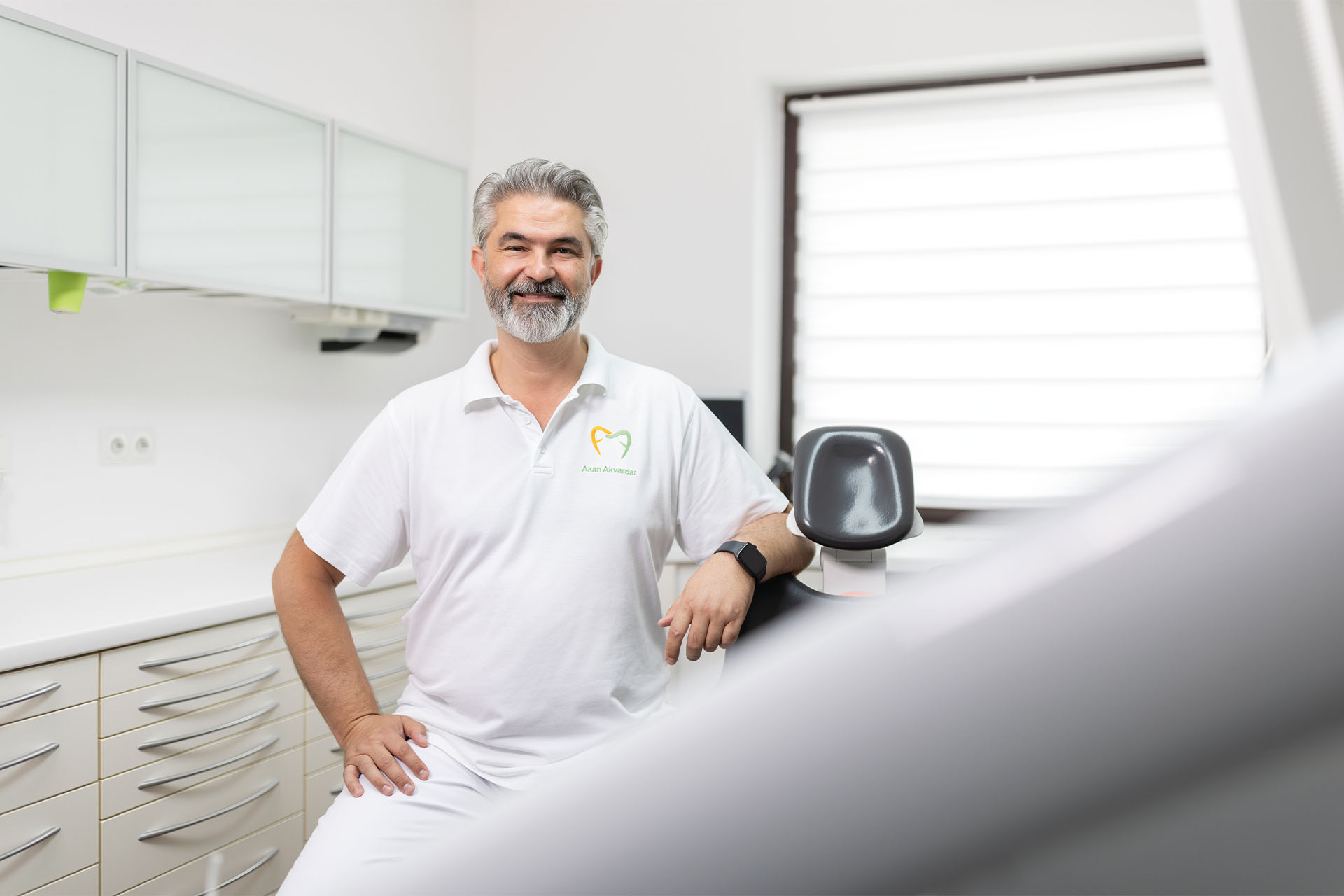 Zahnarzt sitzt im Behandlungszimmer