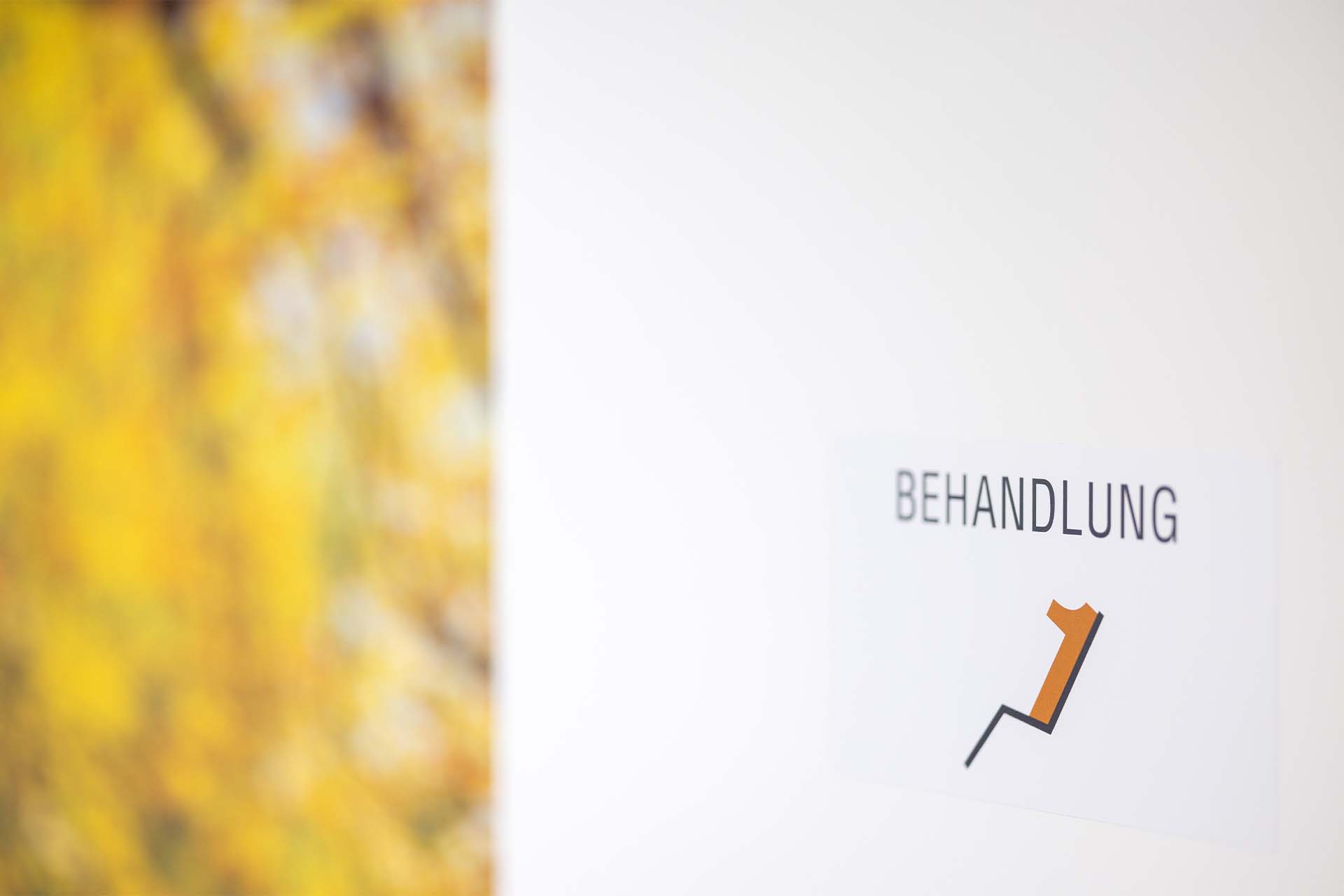 Tür zum Behandlungszimmer