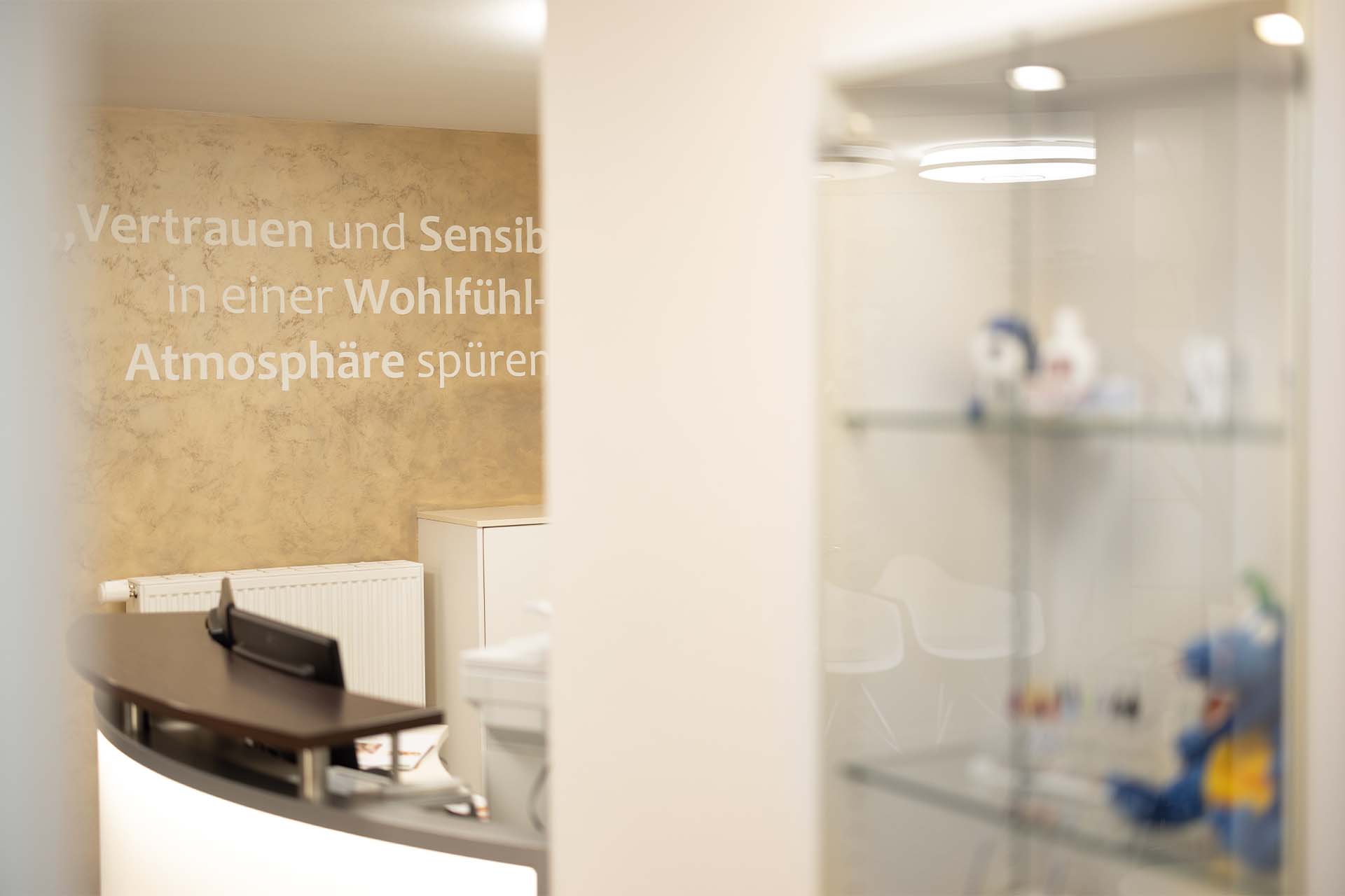 Glasvitrine vor der Rezeption