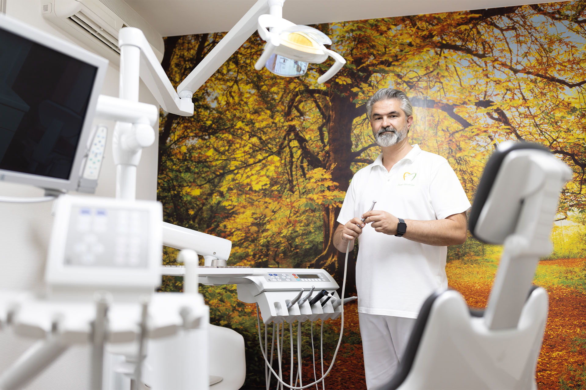 Zahnarzt steht im Behandlungszimmer