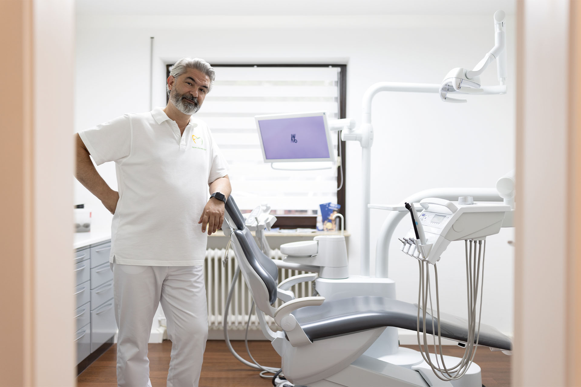 Zahnarzt steht im Behandlungszimmer