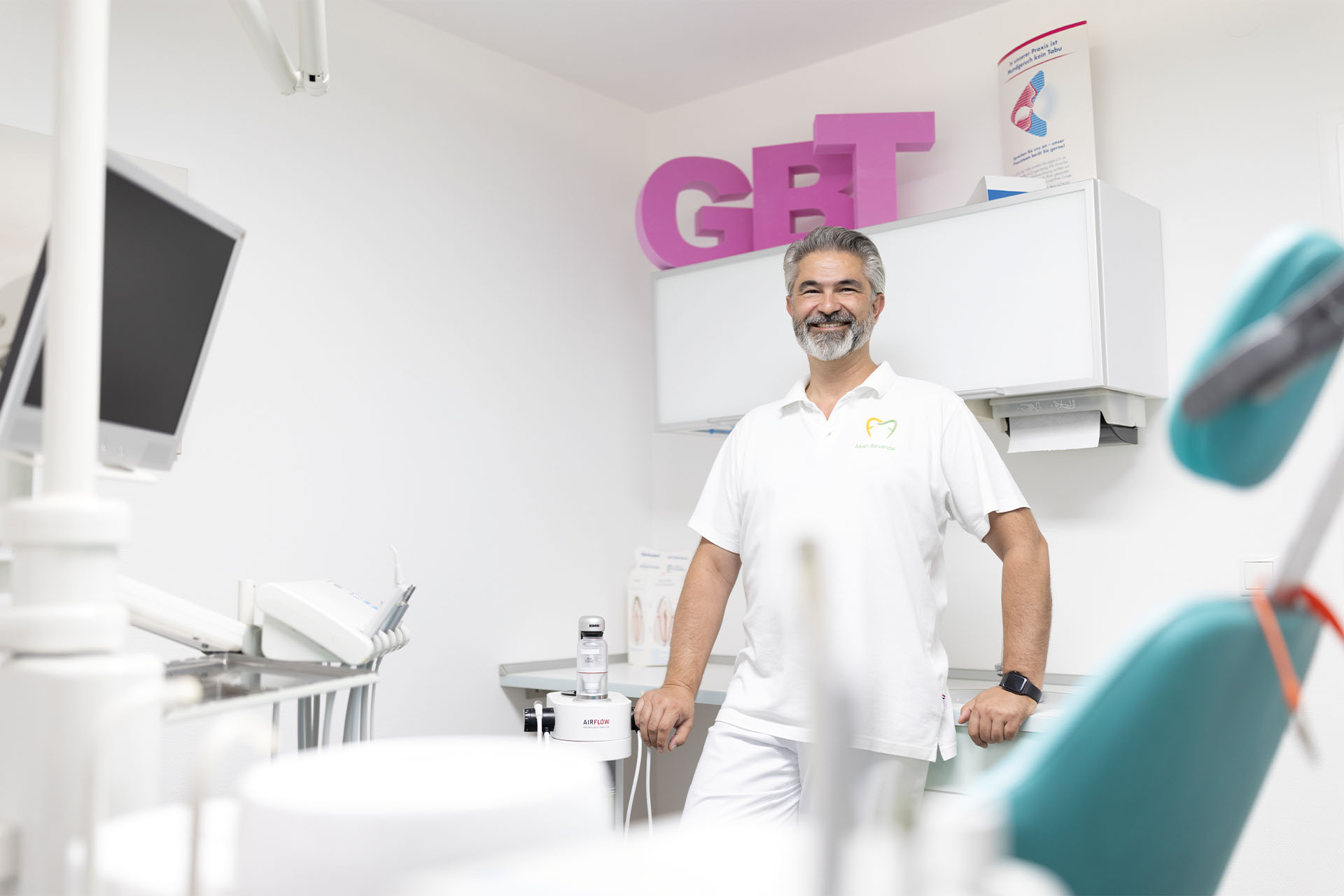 Zahnarzt steht im Behandlungszimmer