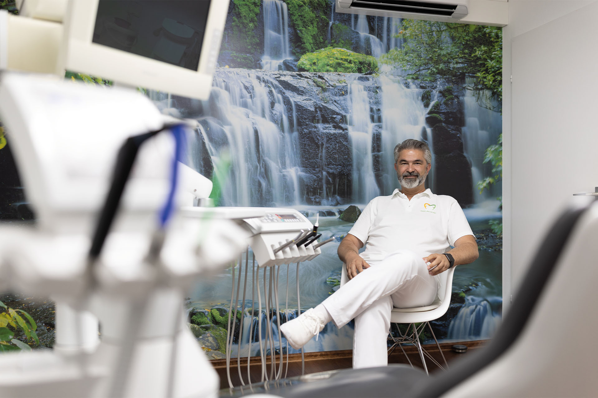 Zahnarzt sitzt im Behandlungszimmer