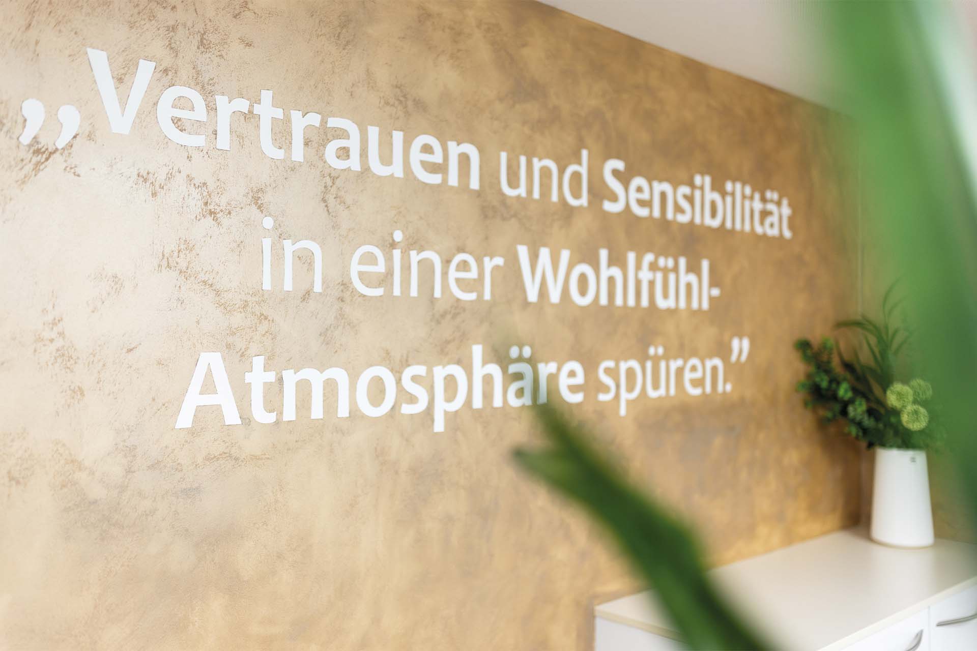 Wandzitat hinter der Rezeption